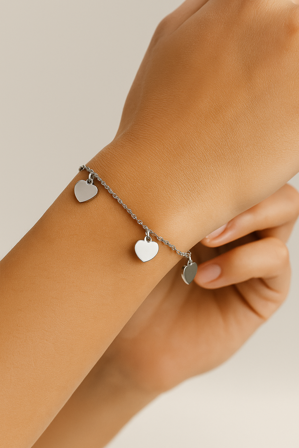 Pulseira Minimalista com Corações – Aço Inoxidável (Dourado / Prateado)
