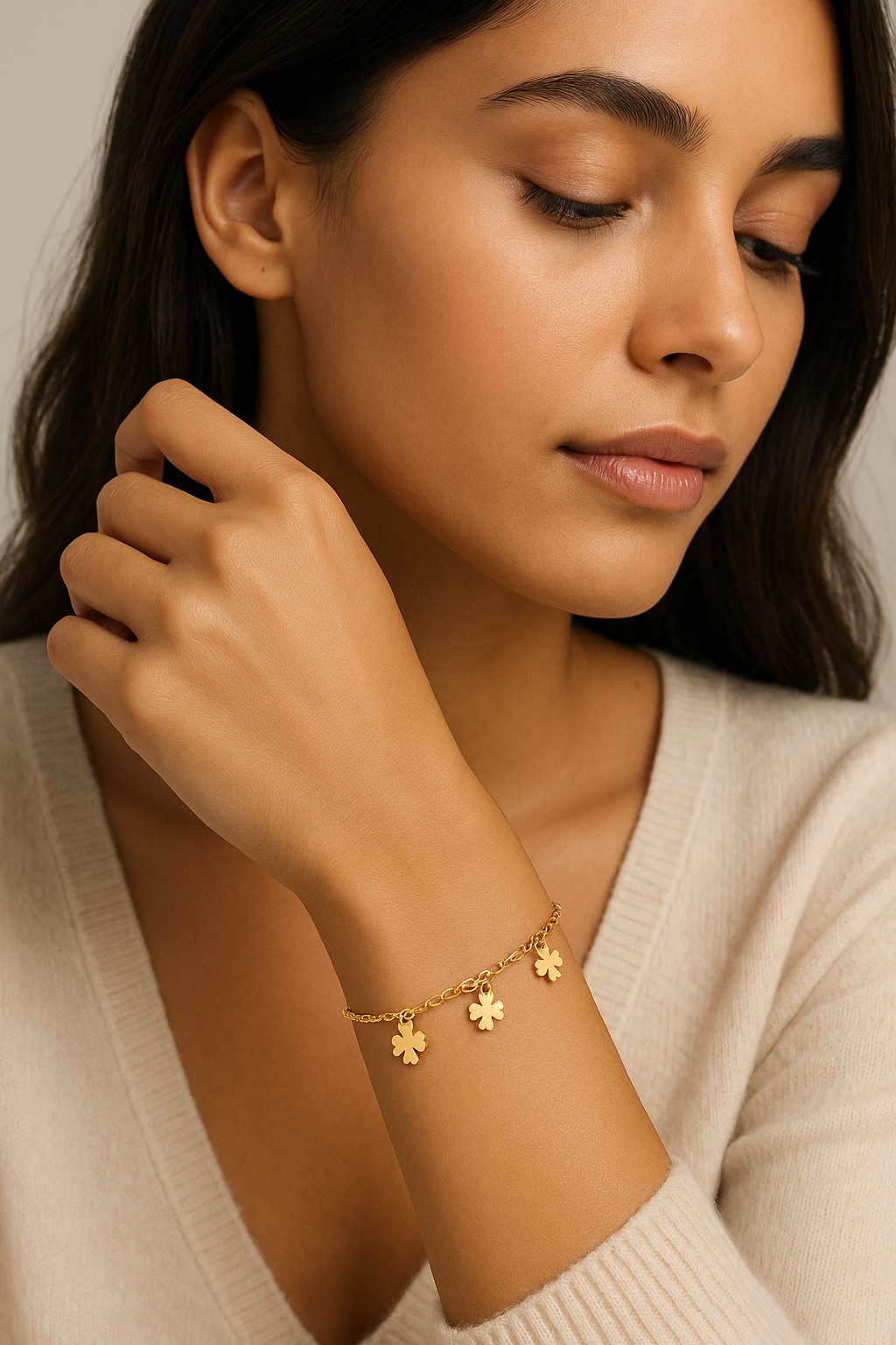 Pulseira Dourada com 5 Pingentes Trevo – Elegância e Sorte Aço Inoxidável