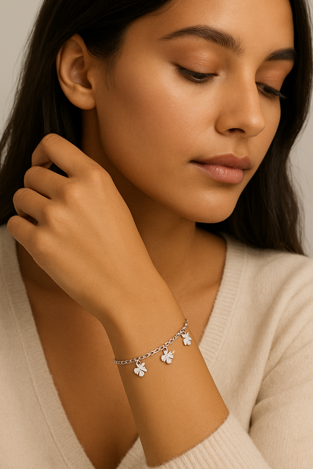 Pulseira Dourada com 5 Pingentes Trevo – Elegância e Sorte Aço Inoxidável
